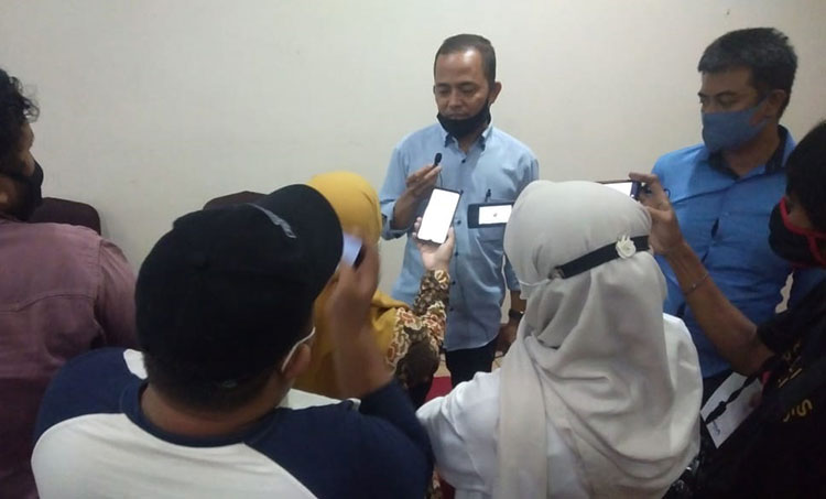 Direktur Eksekutif ARCI Baihaki Siradj saat melayani wawancara dengan wartawan, usai rilis hasil survei Pilwali Surabaya di Hotel Bidakara. (foto: ist)