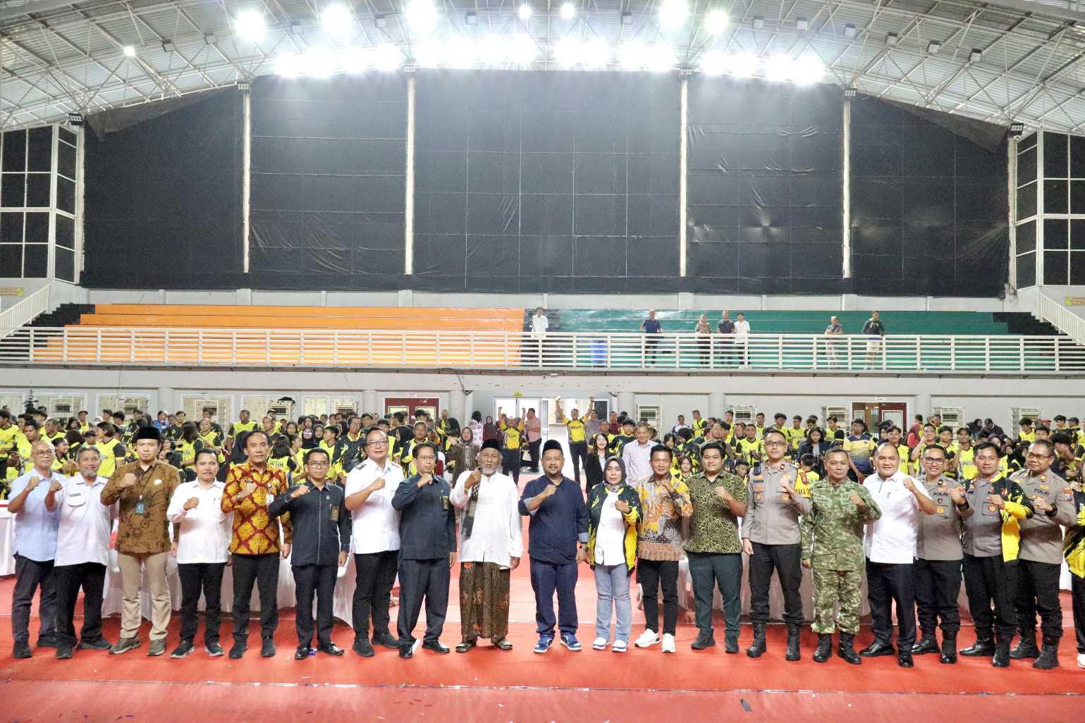 Bupati Fandi Akhmad Yani bersama Wabup Asluchul Alif didampingi Ketua KONI Gresik Anis Ambiyo Putri dalam penyerahan bonus kepada para atlet Porprov IX Jatim. foto: ist.
