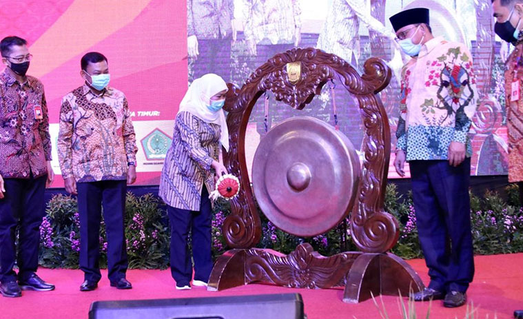 Gubernur Jawa Timur Khofifah Indar Parawansa memukul gong menandai peresmian Misi Dagang Hybrid (offline dan online) Jatim 2020 bersama provinsi mitra yaitu Sulawesi Utara, Kalimantan Timur, dan Maluku bertempat di Dyandra Convention Hall Surabaya pada Kamis (24/9) . foto: ist/ bangsaonline.com
