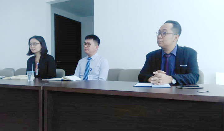 Ancillary and Medical Affair Div. Head. Siloam Hospital Jember dokter Gressice Manegeng bersama jajaran manajemen saat memberikan keterangan pers.