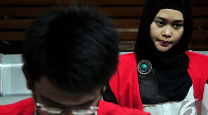 Ahmad Imam Al Hafitd dan Assyifa Ramadhani, terdakwa atas kasus pembunuhan Ade Sara Angelina Suroto, saat menjalani sidang. Foto: liputan6.com