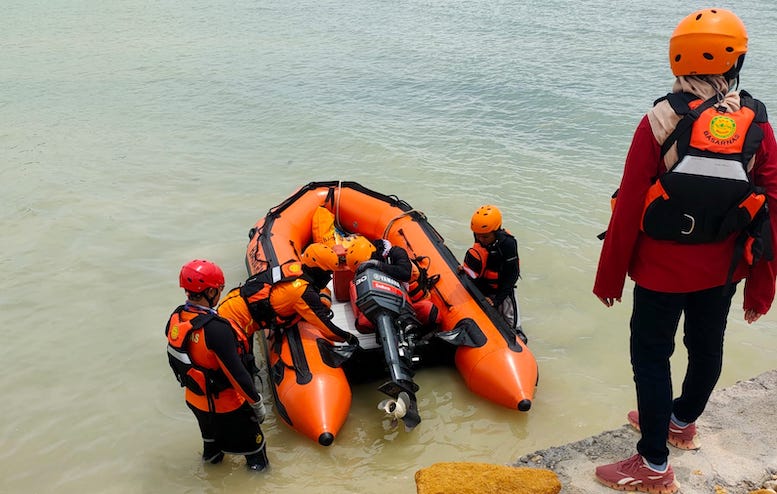 Petugas gabungan saat akan melakukan pencarian koban perahu tenggelam atas nama Darwin