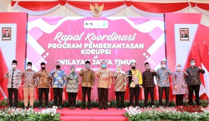 Bupatu Hendy (kelima dari kanan) bersama sejumlah kepala daerah, foto dengan Ketua KPK RI dan Gubernur Jatim.