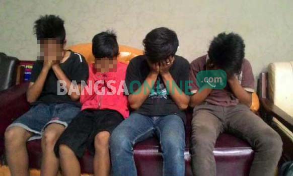 Keempat tersangka saat diamankan di mapolsek Pesantren. foto: arif kurniawan/ BANGSAONLINE