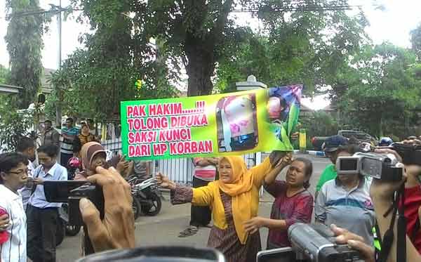 Keluarga korban melakukan aksi unjuk rasa di depan Pengadilan Negeri Jombang. (rony suhartomo/BANGSAONLINE)