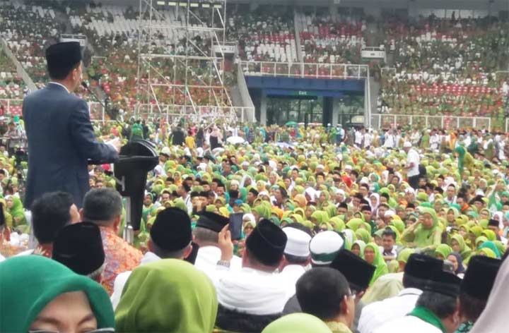 Presiden Joko Widodo saat menyampaikan sambutan pada Maulidurrasul dan Harlah Muslimat NU ke-74 di Gelora Bung Karno, Jakarta, Ahad (27/1). foto: BANGSAONLINE