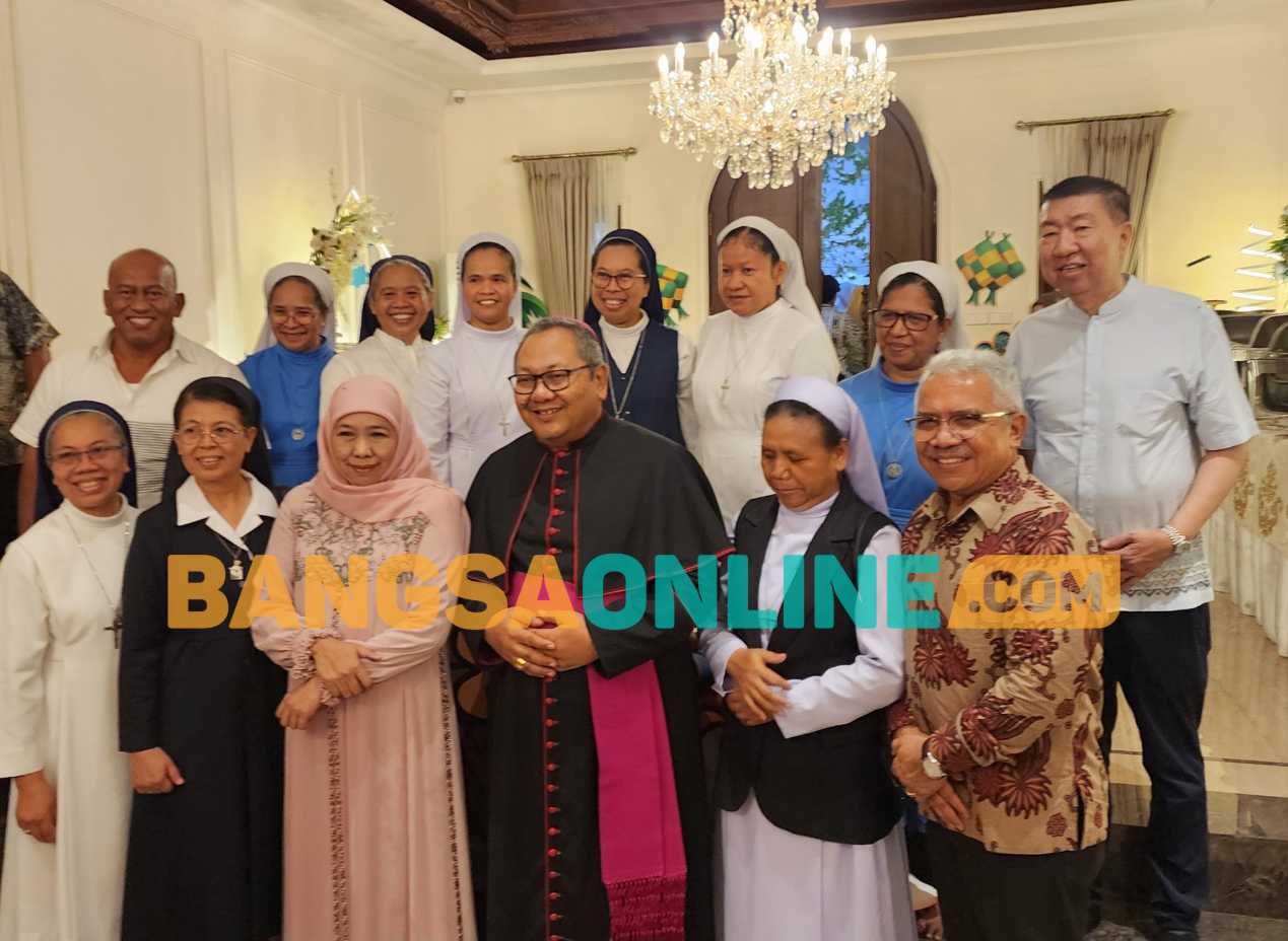 Keusukupan Surabaya saat berfoto bersama Gubernur Jawa Timur, Khofifah Indar Parawansa. FOTO: Devi Fitri/BANGSAONLINE