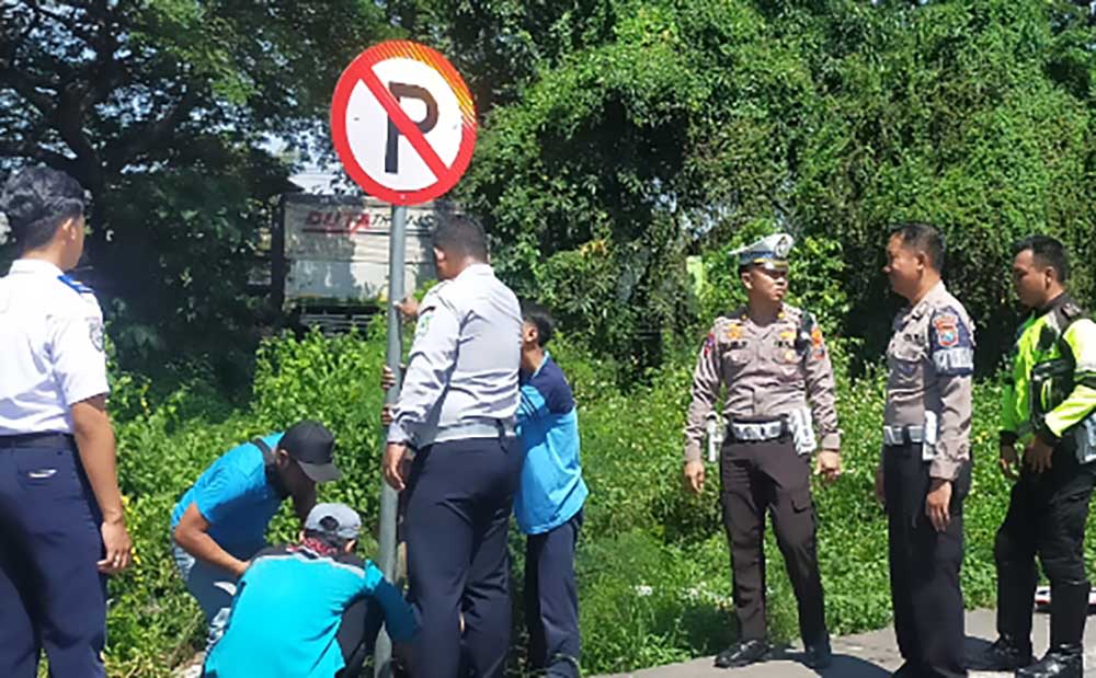Petugas Dishub dan Satlantas Polres Pasuruan saat memasang rambu larangan parkir di Bundaran Apollo, Gempol.