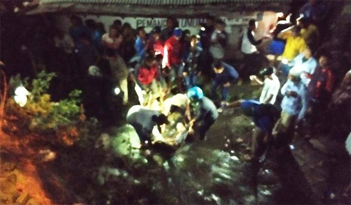 Korban saat dievakuasi dari sungai.