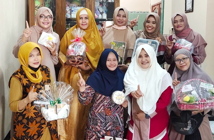 Ketua Ipemi Jatim Miming Merina (berdiri nomor dua dari kiri) saat foto bersama para pengurus berikut kado yang didesain sedemikian cantik. foto: YUDI A/BANGSAONLINE