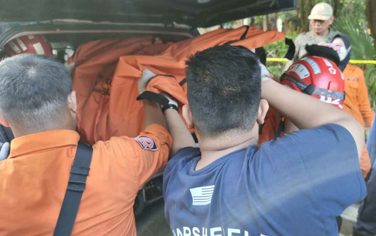 Petugas saat mengevakuasi potongan tubuh manusia di Kenpark Surabaya.