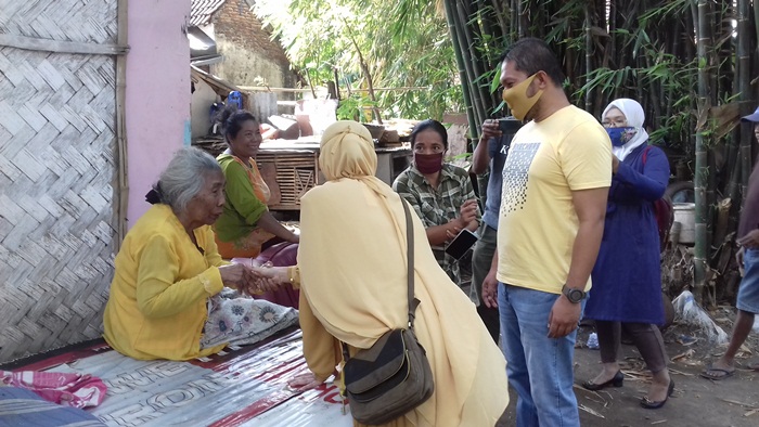 Wakil Ketua DPRD Kota Probolinggo Fernanda berkunjung ke rumah Mbok Supinah.