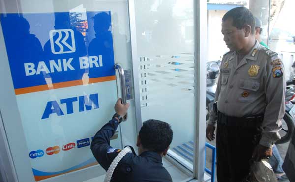Lokasi Pembobolan Anjungan Tunai Mandiri di Bandar Kedungmulyo Jombang. (foto: rony suhartomo/BANGSAONLINE)