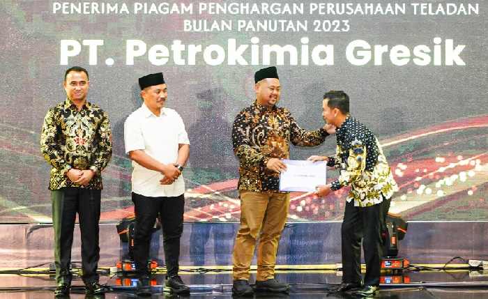 Bupati Gresik Fandi Akhmad Yani didampingi Ketua DPRD Much Abdul Qodir dan Kepala BPPKAD AM Reza Pahlevi memberikan penghargaan kepada perwakilan Petrokimia Gresik atas kepatuhan bayar PBB. Foto: Ist.