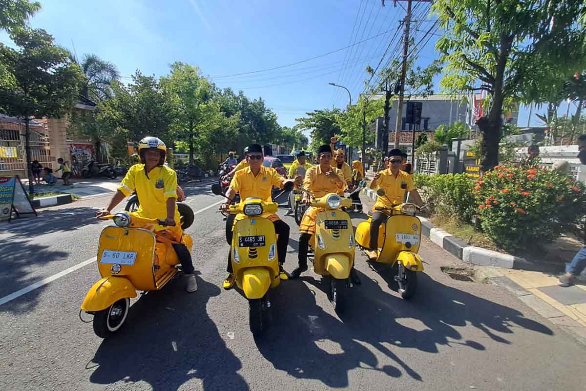 Targetkan 12 Kursi DPRD, Partai Golkar Lamongan Daftarkan 50 Bacaleg Diiringi Vespa dan Odong-odong