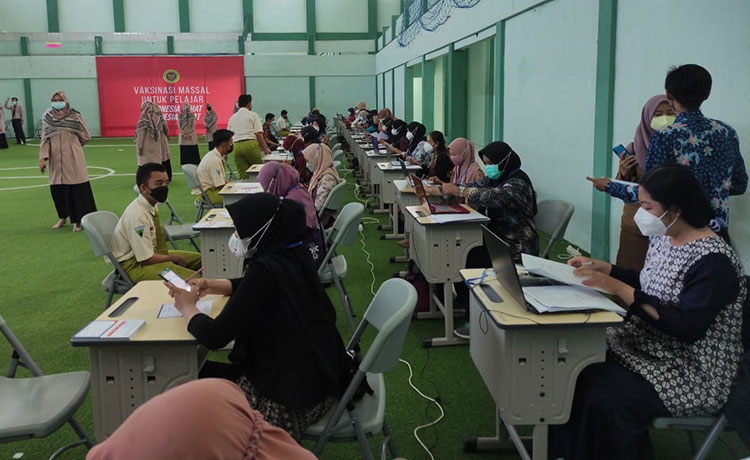 Dua ribu santri Ponpes Progresif Bumi Selawat Sidoarjo melakukan vaksinasi tahap kedua. (foto: ist)