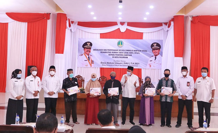 Pemerintah Kota (Pemkot) Pasuruan melalui Dinas Perumahan dan Kawasan Pemukiman memberikan bantuan sosial berupa rehabilitasi rumah tidak layak huni (RTLH), Rabu (2/6/2021).