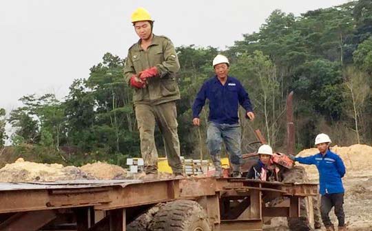 Para pekerja China di PLTU Kukar lari tunggang langgang saat petugas melakukan sidak