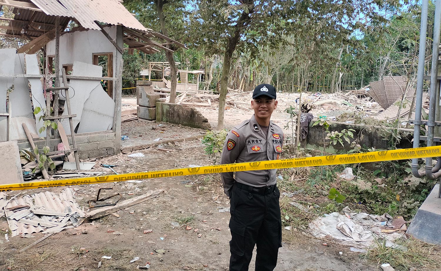 Polisi berjaga di lokasi ledakan bahan petasan Dusun Sadeng, Desa Karangbendo.