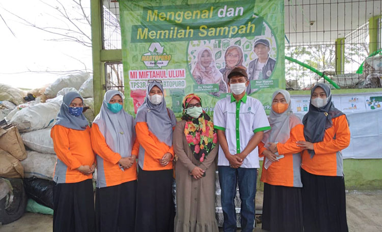 MI Miftahul Ulum Puntir, Martopuro mendatangi TPS 3R ABI di Desa Martopuro, Kecamatan Purwosari, Kabupaten Pasuruan, Senin (13/9/2021). (foto: ist)