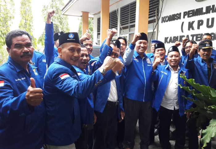 Ketua DPC PD Gresik Eddy Santoso bersama jajaran pengurus usai menyerahkan berkas verifikasi parpol di KPUD. foto: SYUHUD/ BANGSAONLINE