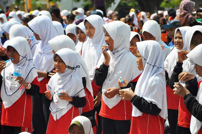 Para siswa saat mempraktekkan cara menggosok gigi yang benar. foto: SYUHUD/ BANGSAONLINE