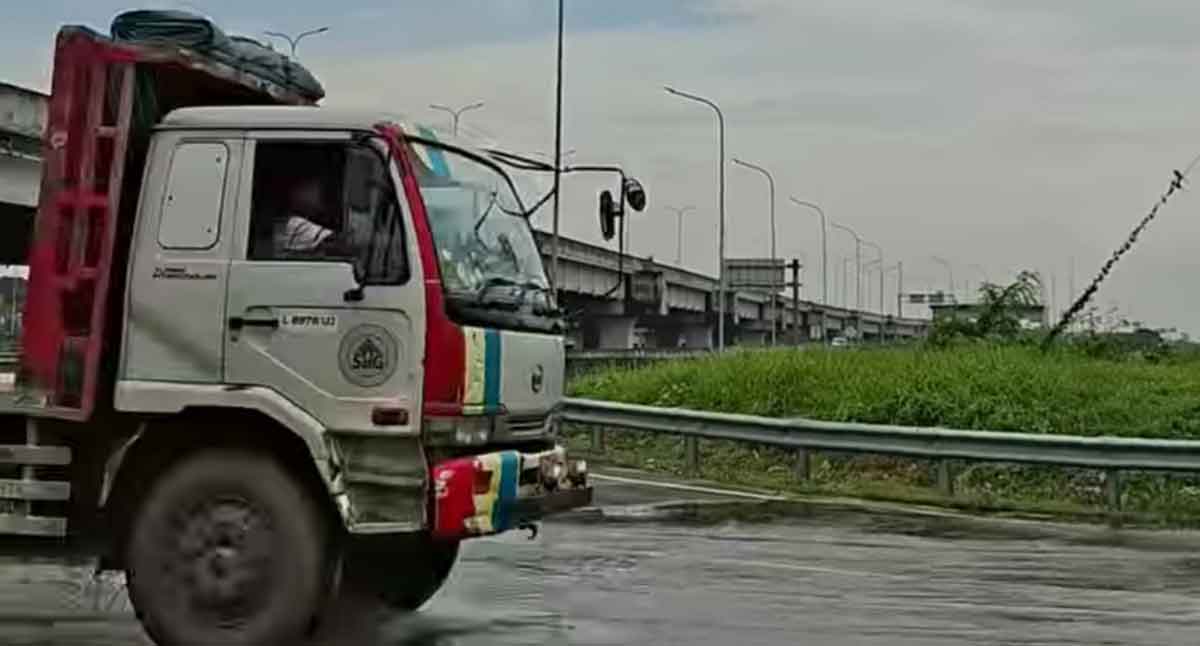 Kendaraan saat melintas di jalan yang tergenang air di pintu keluar Tol Bunder. Foto: Ist