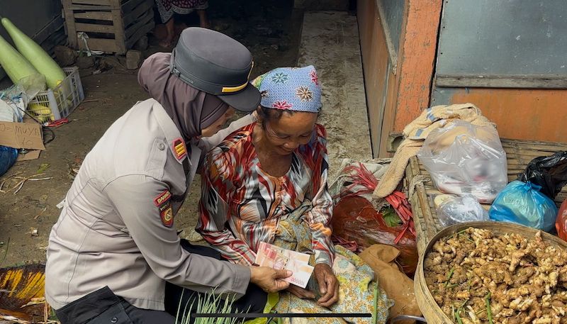 Kapolsek Pakong, AKP Nining saat mendatangi korban  