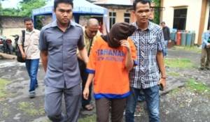 Tersangka Susanti saat dikeler di Polres Sidoarjo, kemarin.(foto: Dya Ayu Wulansari/BANGSAONLINE)