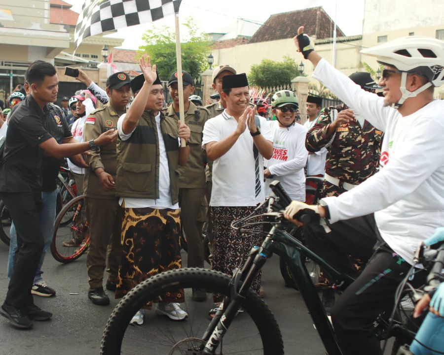 Wali Kota Pasuruan, Adi Wibowo saat melepas peserta gowes