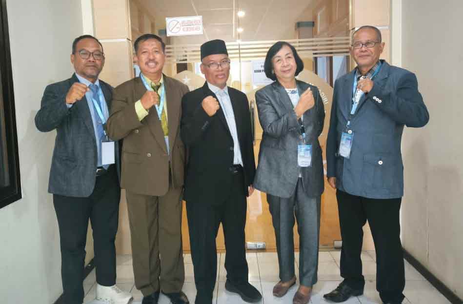 Dekan FH Uniska, Zainal Arifin (tengah) bersama Tim dari Peradi. (Ist)