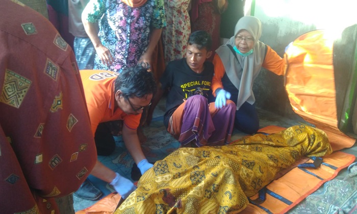 Jenazah korban saat akan dibawa ke RSUD Pamekasan menggunakan ambulance FRP.