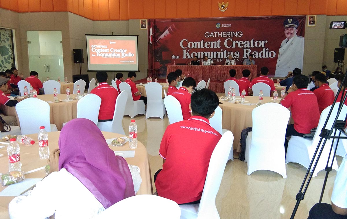Para pegiat media sosial saat mengikuti gathering.