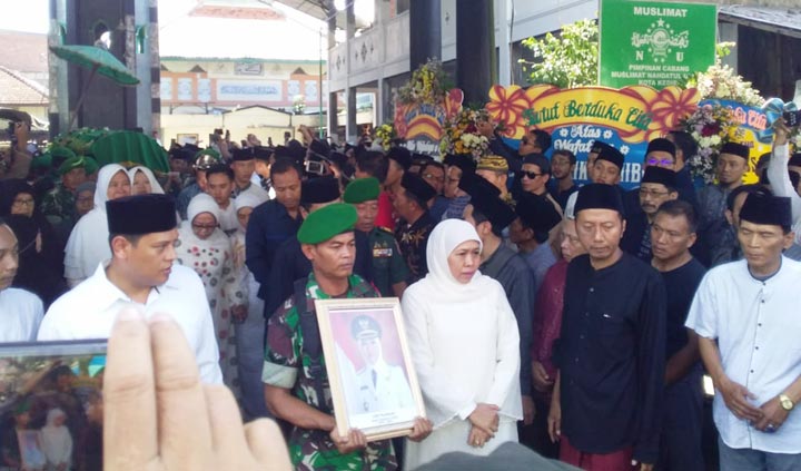 Tampak Wali Kota Kediri Abdullah Abubakar dan Gubernur Jatim Khofifah Indar Parawansa berada di tengah-tengah pelayat. (foto: ist.)
