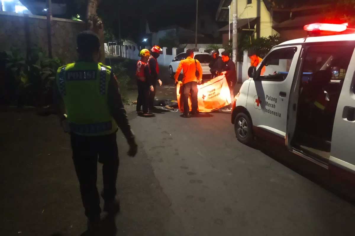 Petugas medis saat mengevakuasi korban meninggal dunia yang diduga kecelakaan menabrak sebuah pohon di Jalan Stasiun Gubeng, Surabaya.