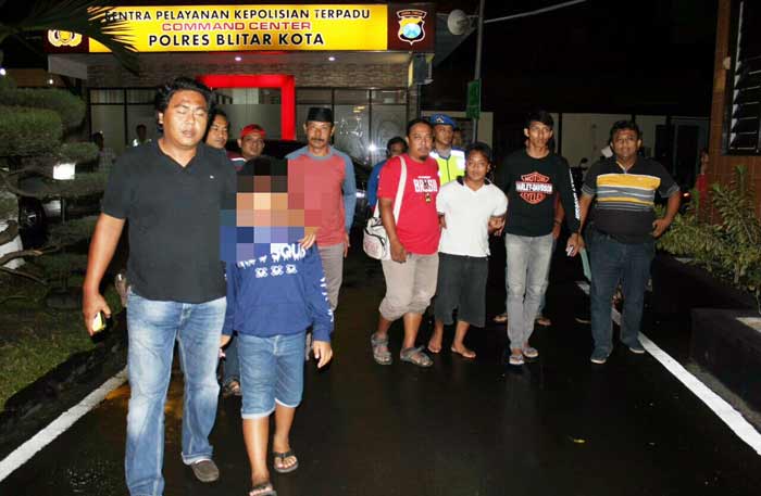 Korban dan pelaku saat tiba di Mapolres Blitar Kota. 