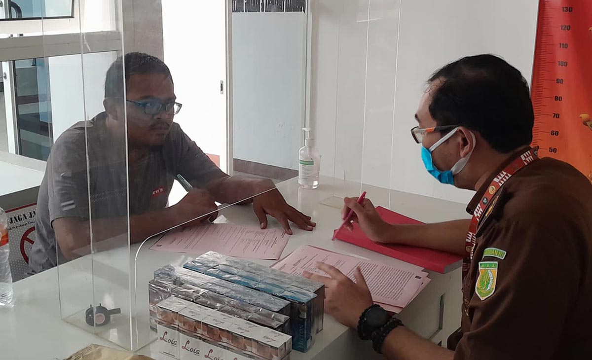 Tim jaksa saat mendata tersangka di Ruang Tahap II Kejari Nganjuk.