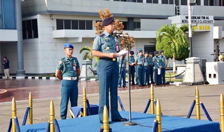 Pangkoarmada II Laksamana Muda TNI Mintoro Yulianto, S.Sos., M.Si., saat memimpin langsung apel khusus yang diikuti oleh seluruh prajurit serta PNS di jajaran Koarmada II.