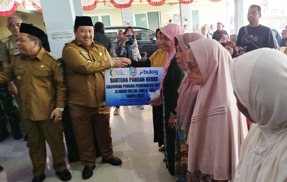 Bupati Jombang, Warsubi didampingi Wabub, Salmanudin Yazid saat menyalurkan bantuan beras secara simbolis ke warga. Foto: AAN AMRULLOH/ BANGSAONLINE