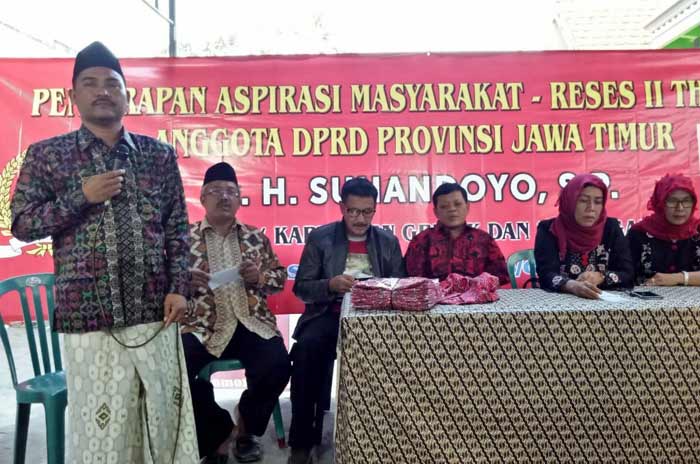 Suhandoyo bersama Ketua PDIP Gresik Siti Muafiyah saat reses. foto: SYUHUD/ BANGSAONLINE