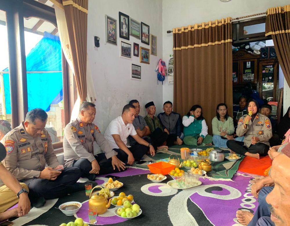 Kasat binmas Polres Pasuruan didampingi Kapolsek Nongko jajar dan jajaran lainya saat melakukan sosialisasi di kayu Kebek 