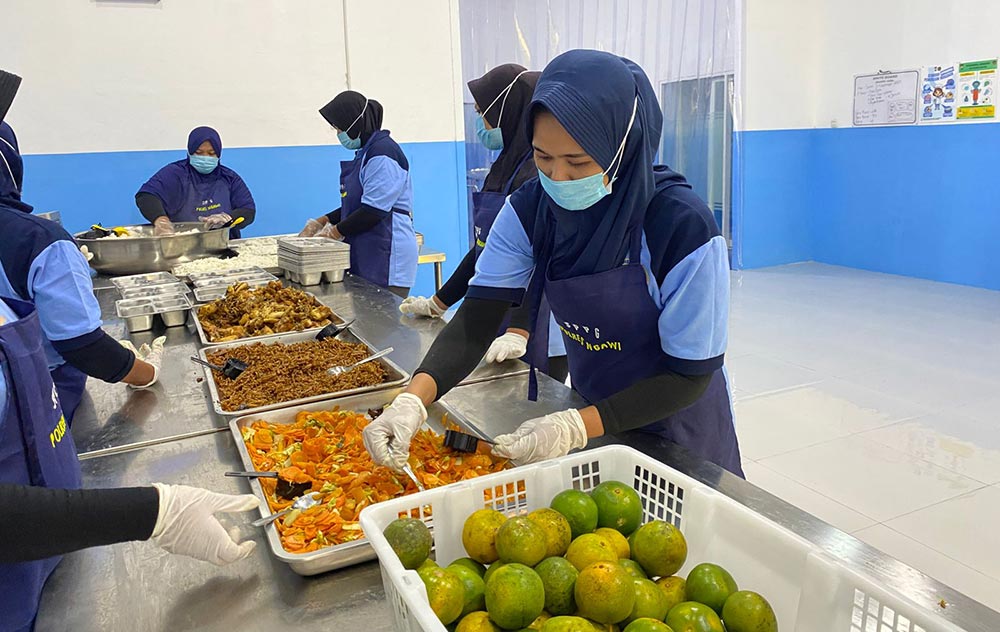 Tim Food Security dari Dokkes Polres Ngawi saat melakukan uji kelayakan makanan.