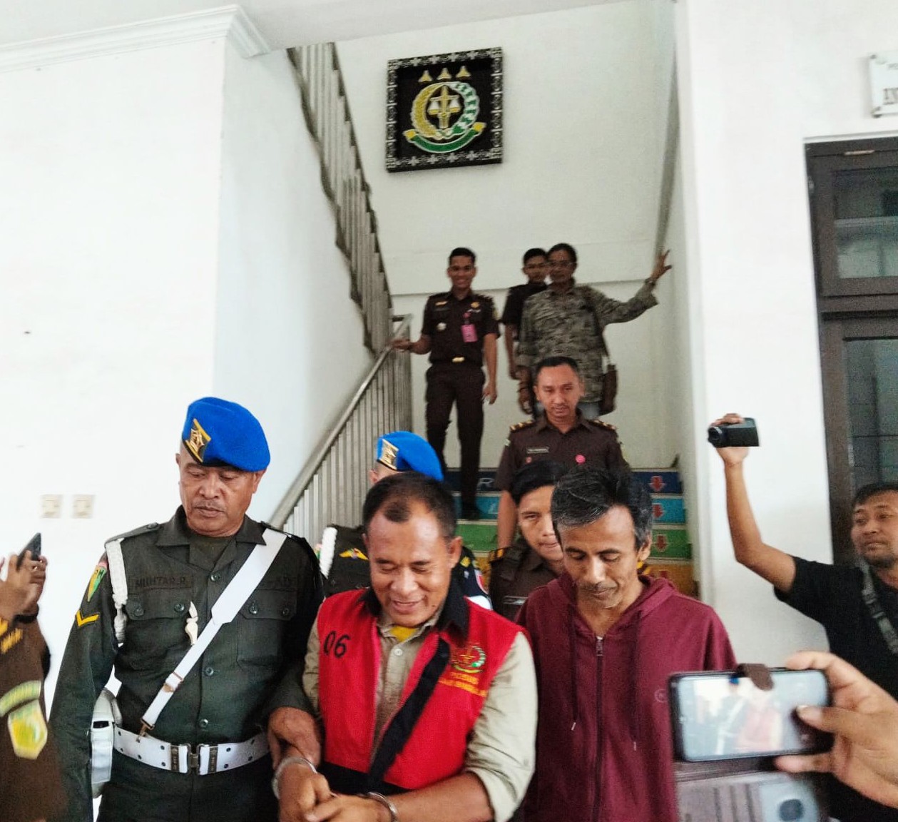 Joko Supriyono saat digiring oleh petugas Kejari Bangkalan