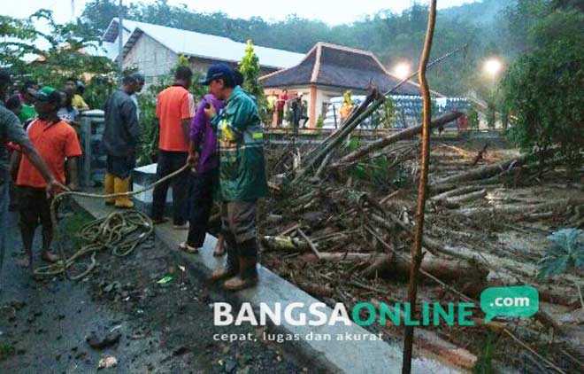 Pasca banjir di wilayah Trenggalek, sabtu (8/10) malam. foto: dok. bangsaonline