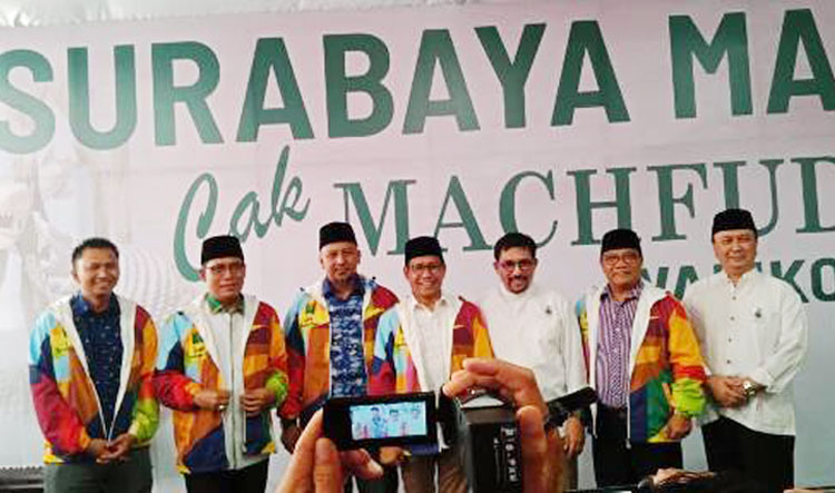 Para pimpinan partai pengusung Machfud Arifin saat deklarasi. Tampak Presiden Persebaya Azrul Ananda (kiri) juga hadir. foto: Didi Rosadi/ BANGSAONLINE
