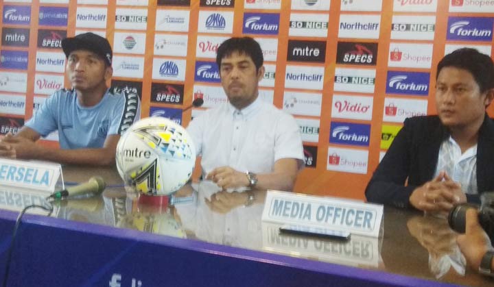 Pelatih Persela Nil Maizar saat menghadiri jumpa pers.