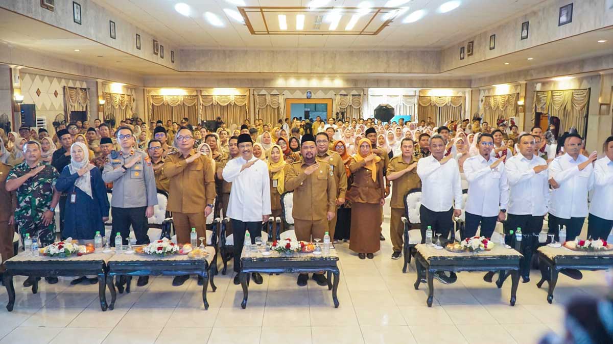 Mensos bersama Bupati Gresik didampingi wakilnya saat menghadiri sosialisasi penerapan DTSEN. Foto: Ist