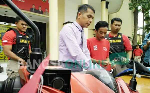 RS, tersangka ranmor saat dirilis di Mapolrestabes Surabaya.