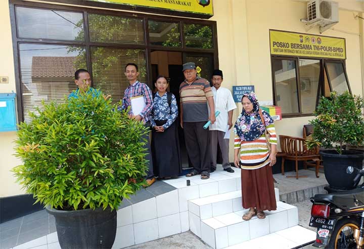 Tiga pengacara dan Burti usai melaporkan pemalsuan surat di SPKT Polres Situbondo. 