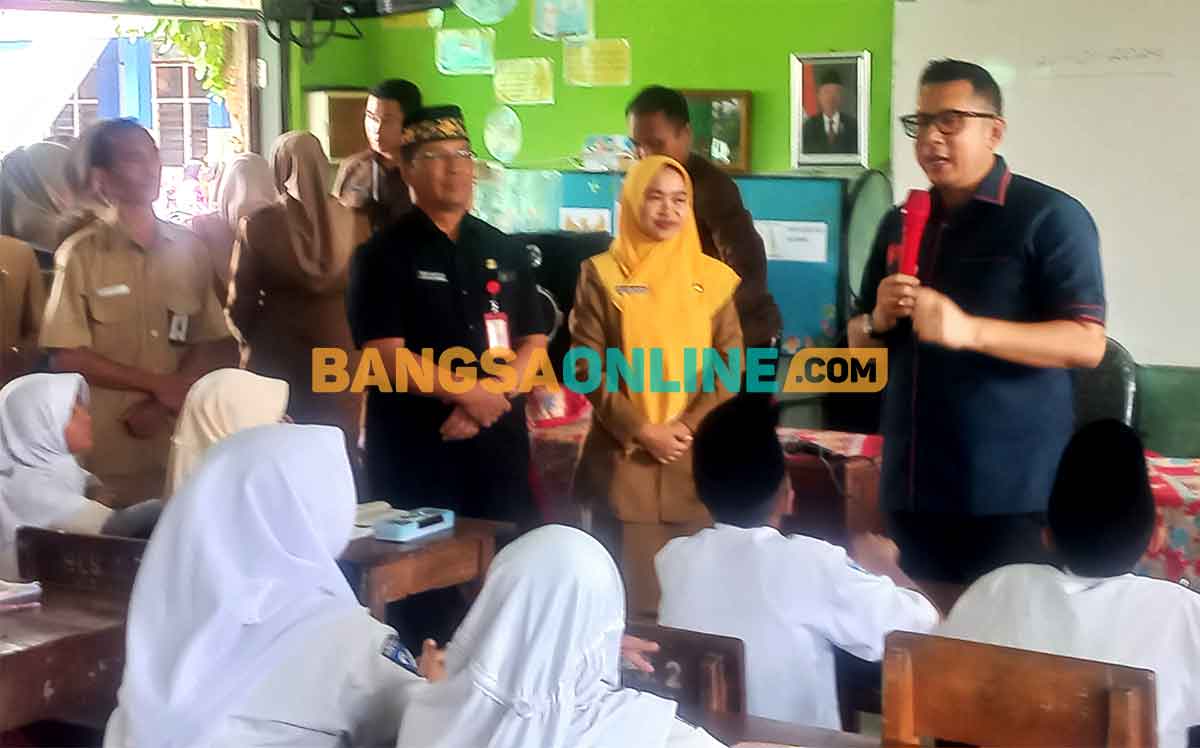 Pj Wali Kota Mojokerto, Moh. Ali Kuncoro, saat kunjungan ke sekolah. Foto: ROCHMAT SAIFUL ARIS/BANGSAONLINE